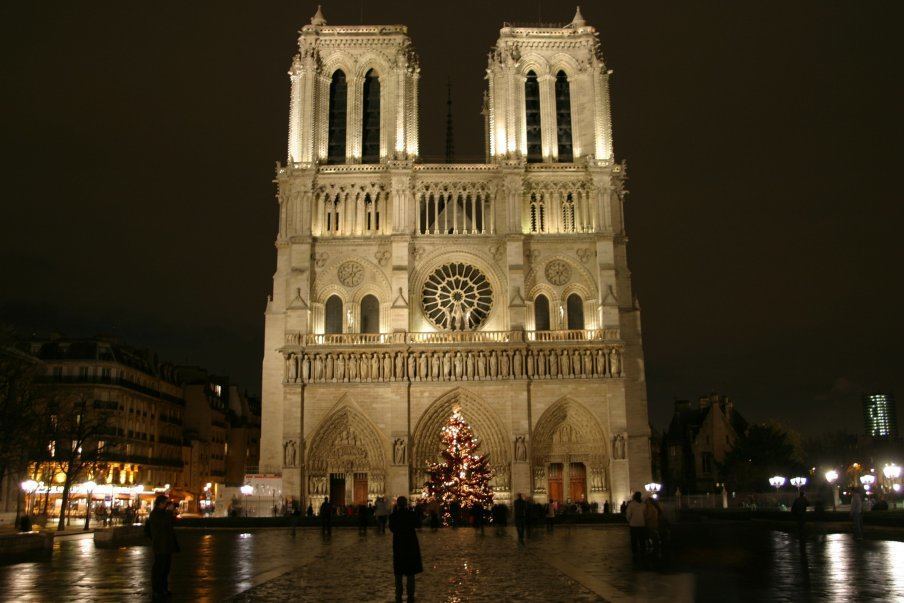 Собор Парижской Богоматери ночью